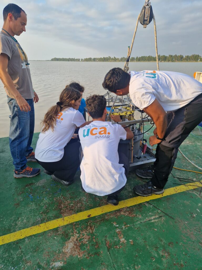 IMG Máster en Oceanografía realizan una campaña oceanográfica en la Ría del Guadalquivir a bordo del UCádiz
