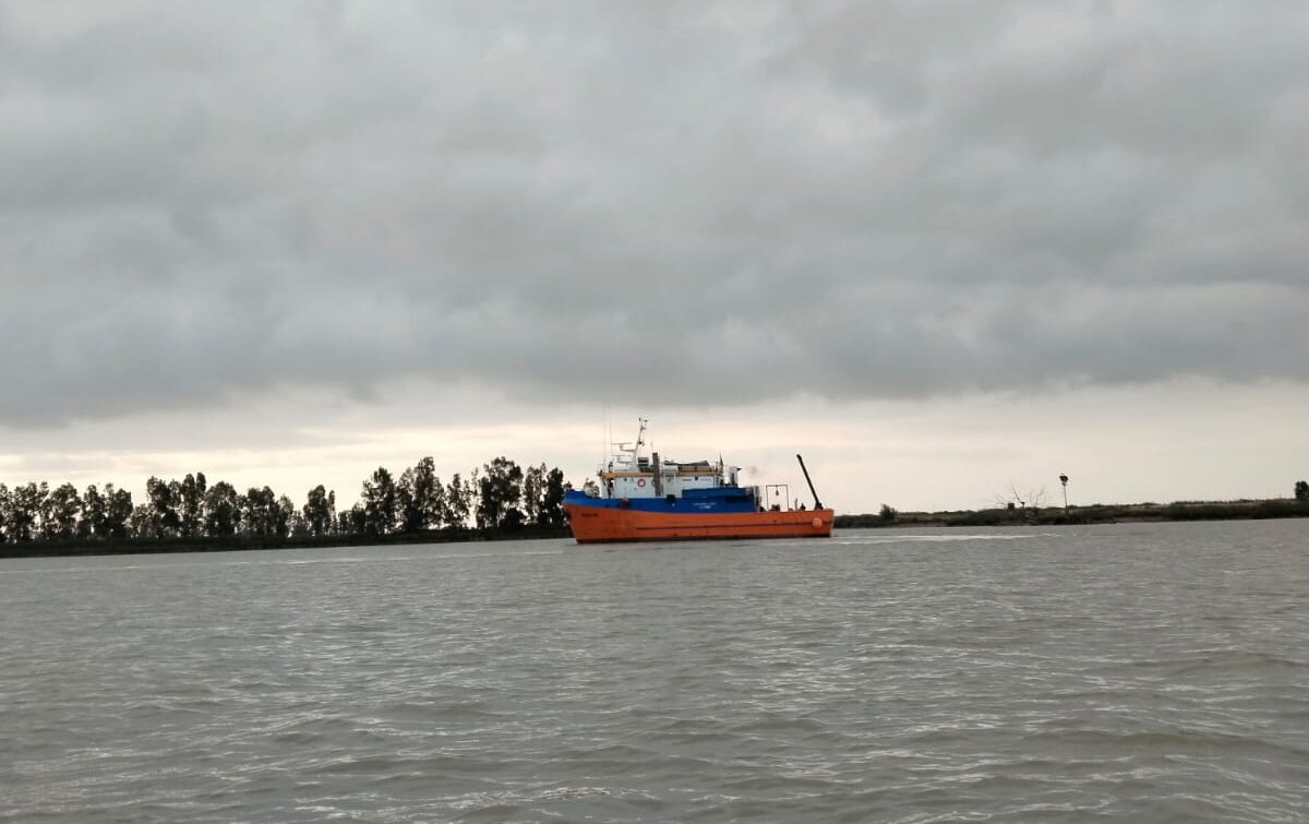 Estudiantes del Máster en Oceanografía realizan una campaña oceanográfica en la Ría del Guadalquivir a bordo del UCádiz